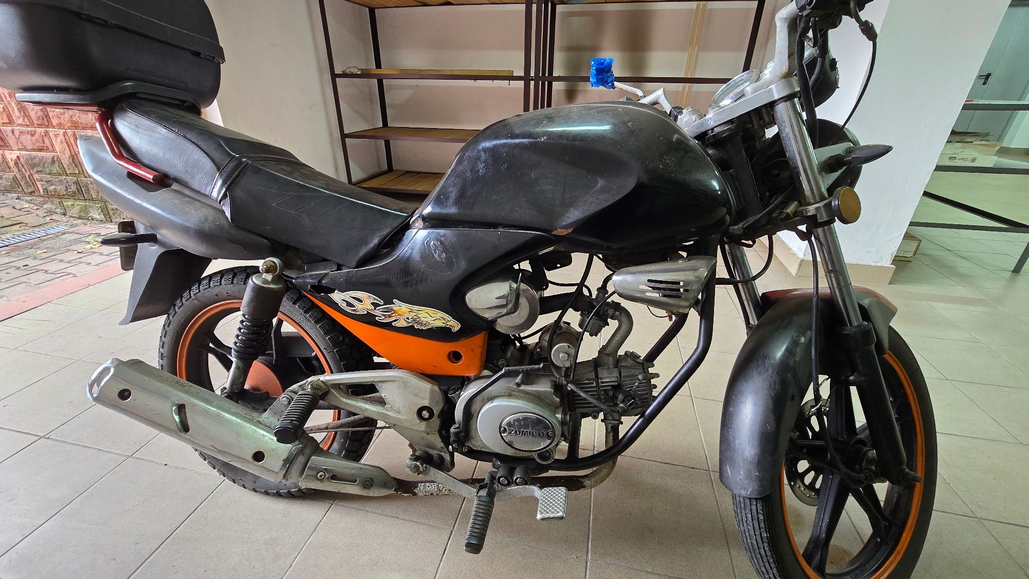 Widok silnika motoroweru z prawej strony.
