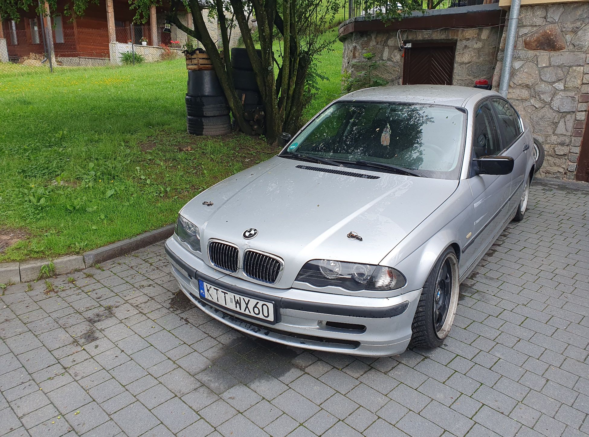 BMW 323i koloru srebrnego lewy przód