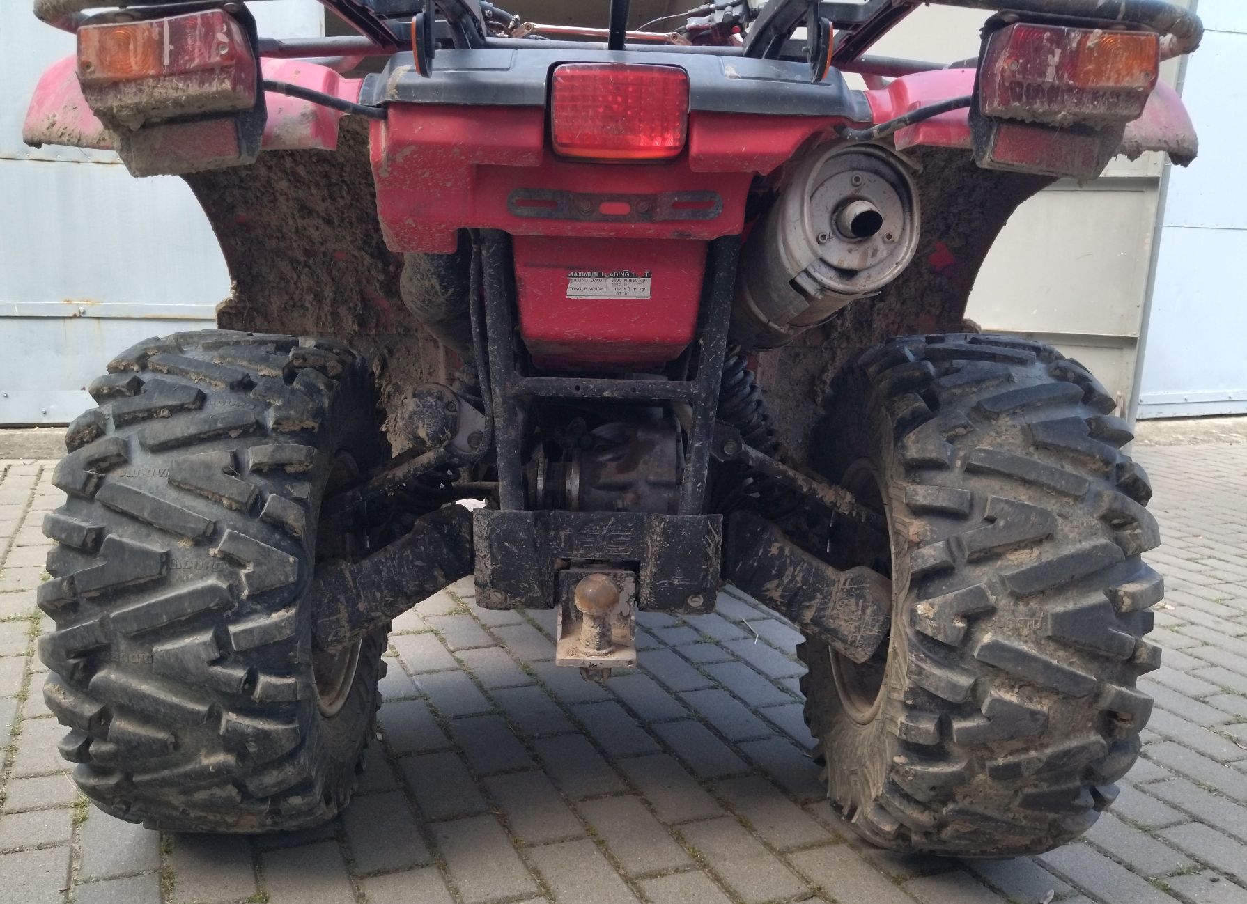 Quad Yamaha Grizlly w kolorze czerwonym widok napędów z tyłu
