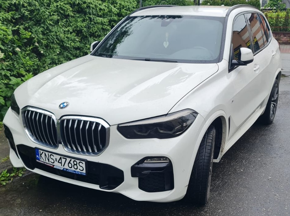 Biały samochód BMW X5.