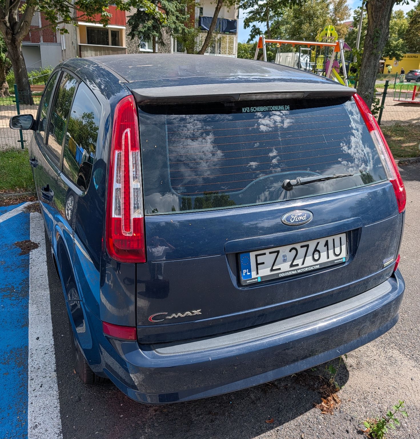 Zdjęcie tyłu pojazdu. Przyciemniane tylne szyby.