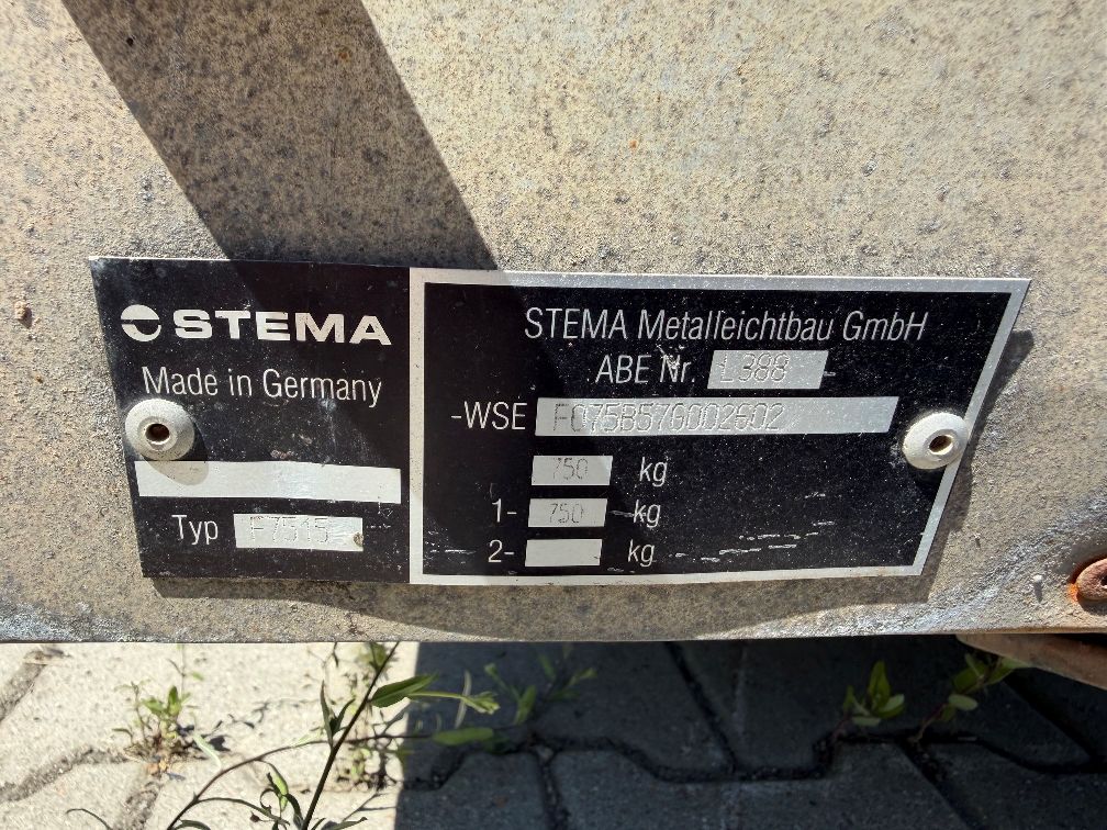 Przyczepa lekka Stema. Widok tabliczki znamionowej z przedniej burty