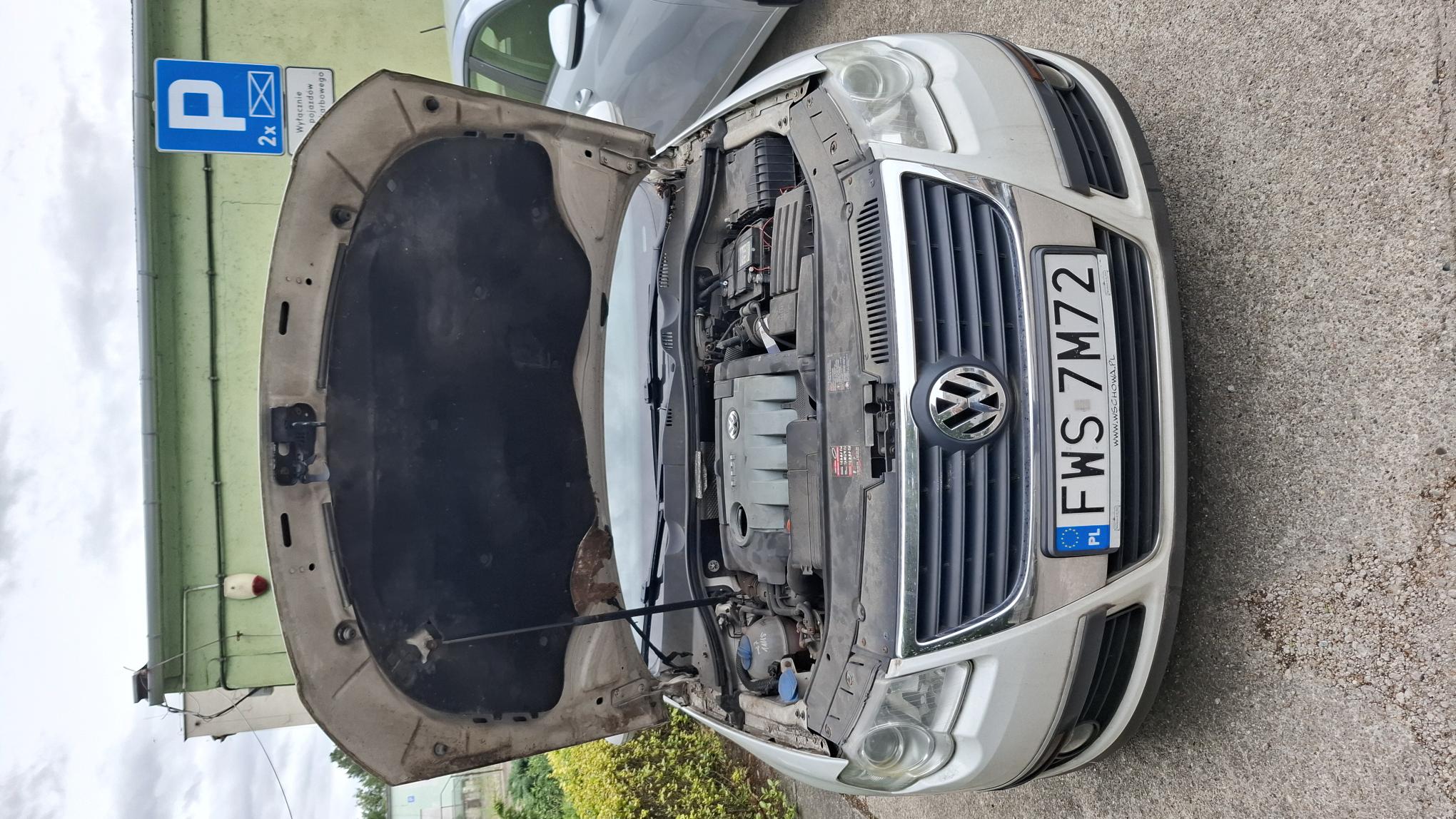 komora silnika białego VW Passata, widoczna korozja