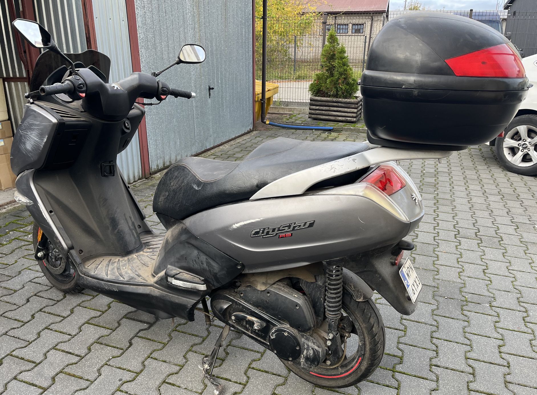 Widoczne liczne rysy i zabrudzenia karoserii.