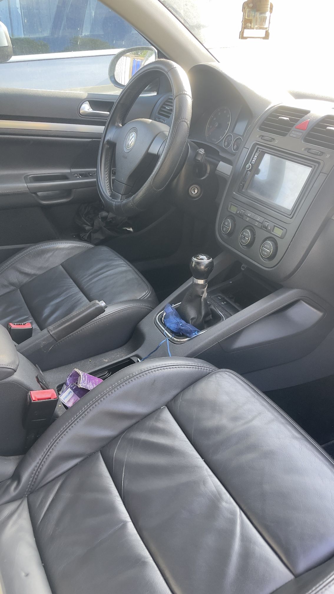 Środek samochodu samochodu Volkswagen Jetta.