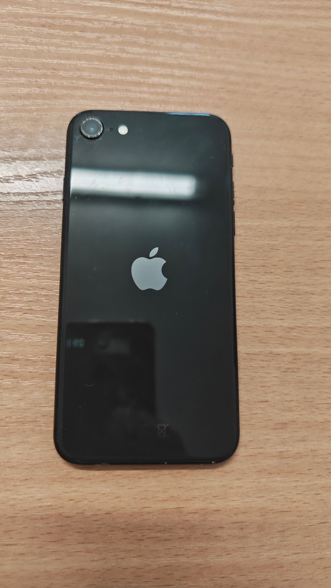 Zdjęcie przedstawia plecki telefonu z logo APPLE