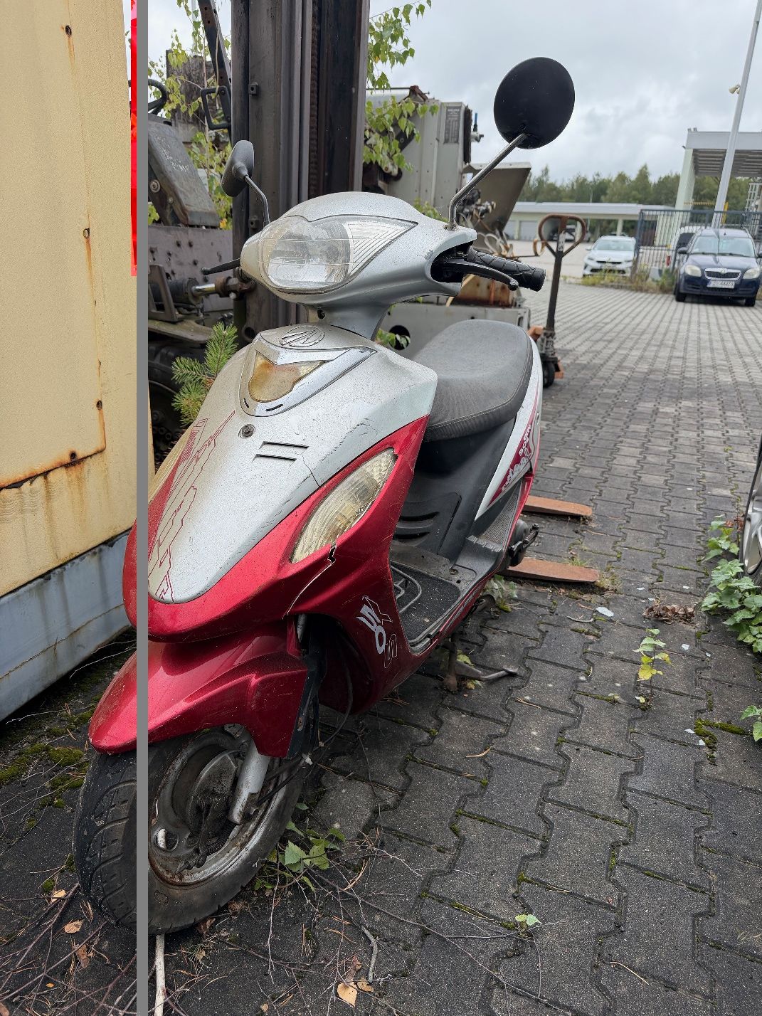 Czerwono-srebrny motorower Router, widok z przodu lewej strony
