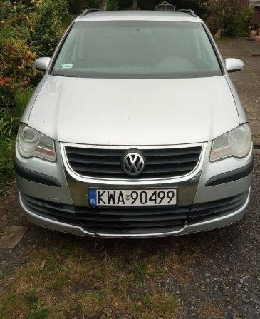 Volkswagen Touran srebrny, samochód typu van - przód