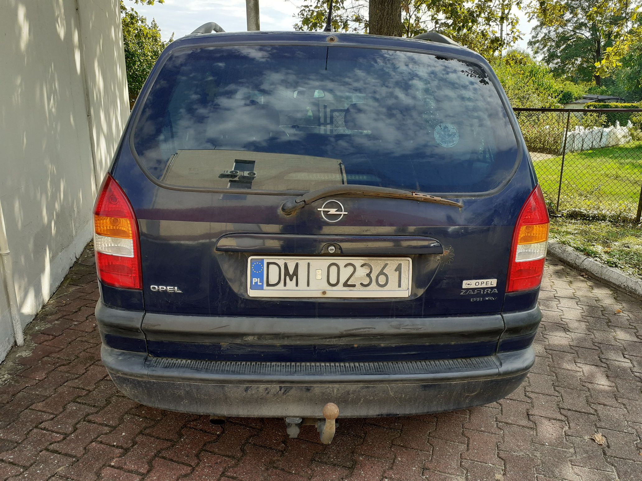 Tył granatowego samochodu marki Opel Zafira.