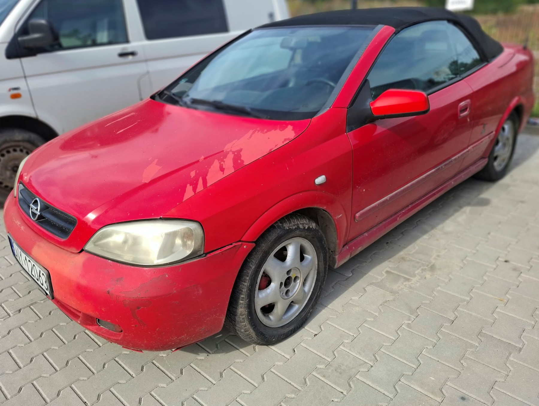 Widok lewego boku samochodu Opel Astra Cabrio.
