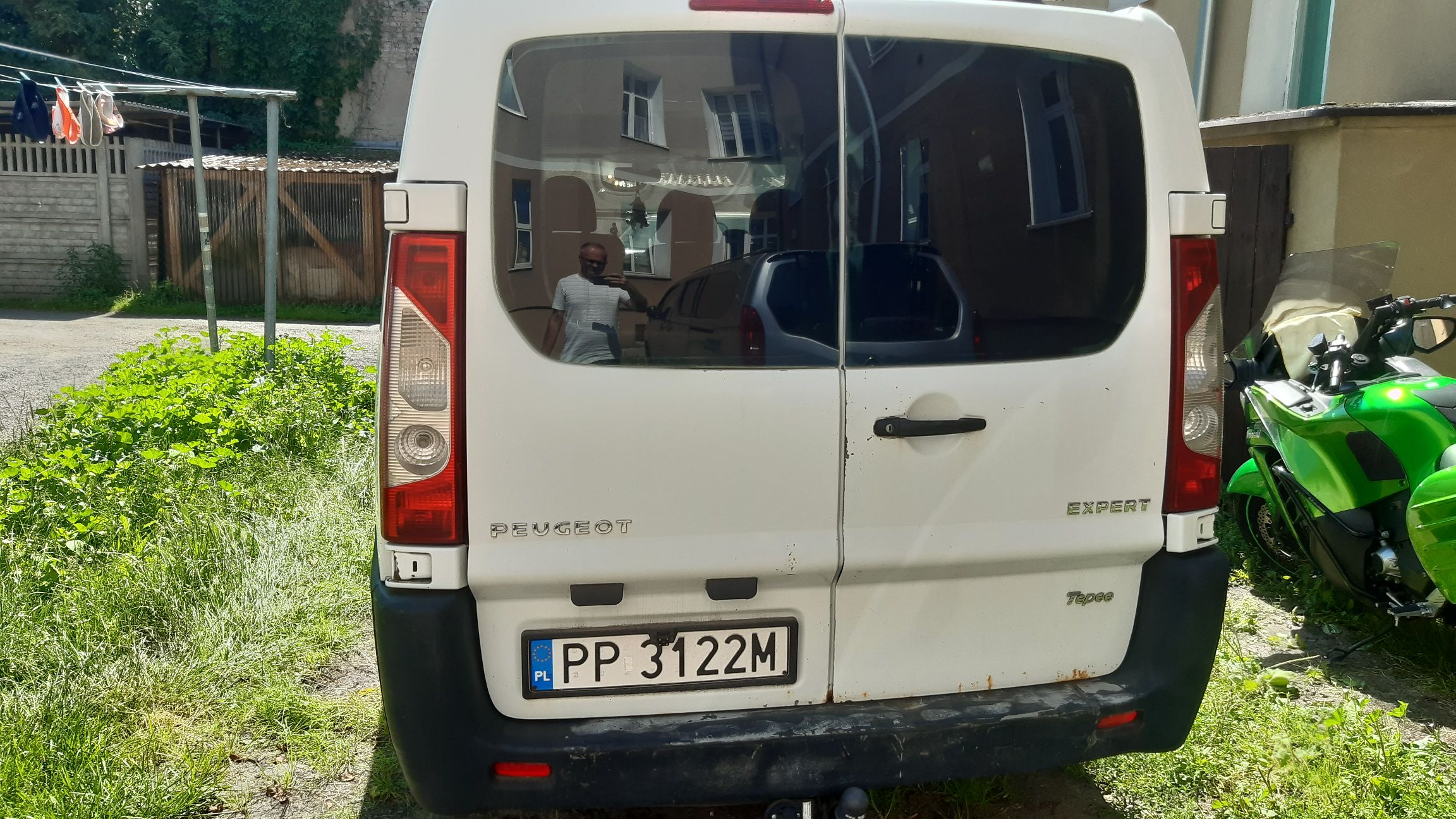 Biały samochód dostawczy, widok z tyłu