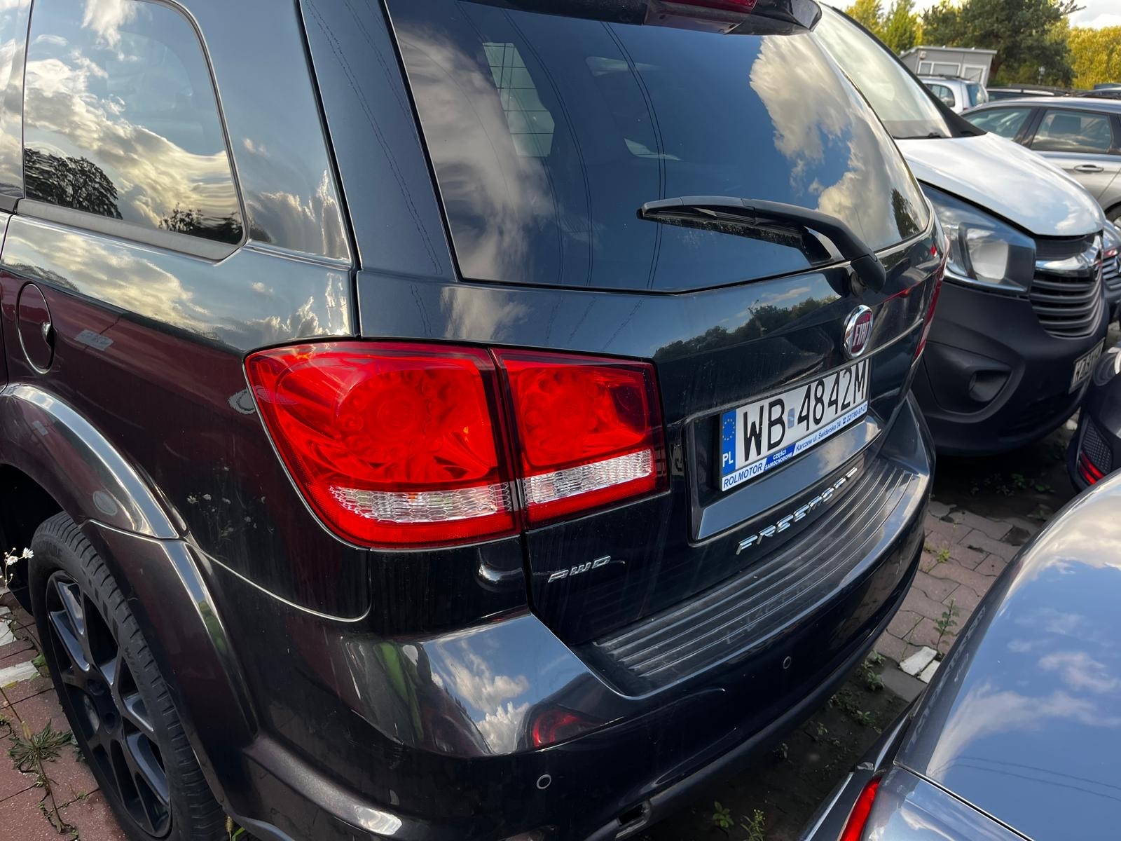 Zdjęcie przedstawia tył czarnego crossovera Fiat Freemont