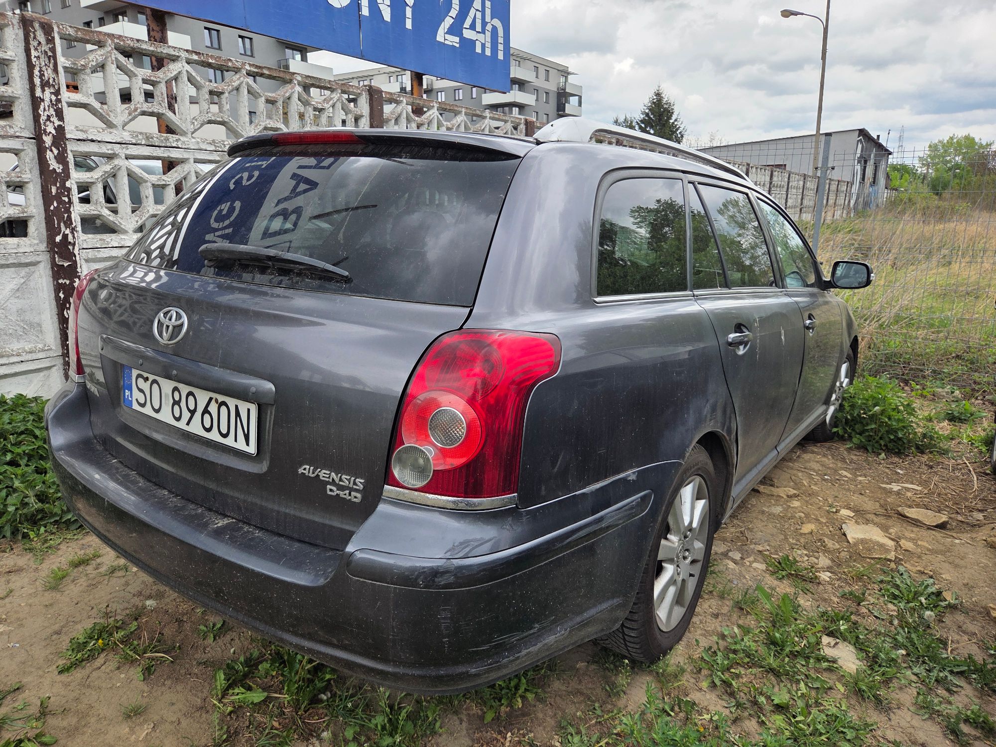 samochód osobowy Toyota Avensis prawy tył pojazdu