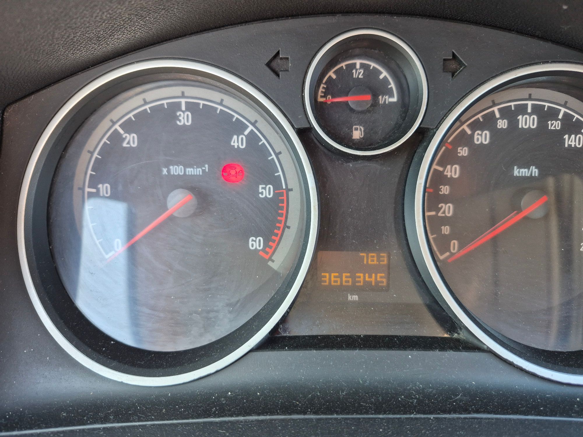 Srebrny Opel Zafira widok deski rozdzielczej ze stanem licznika