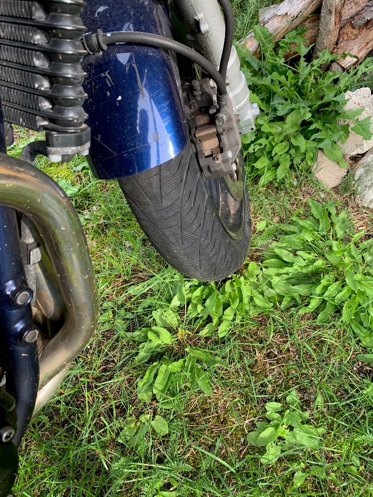 Zdjęcie przedniego koła motocykla przedstawiające stan ogumienia