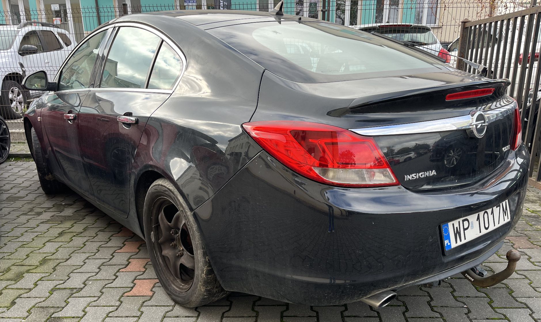 Tył oraz lewy bok pojazd z drobnymi rysami, zabrudzony