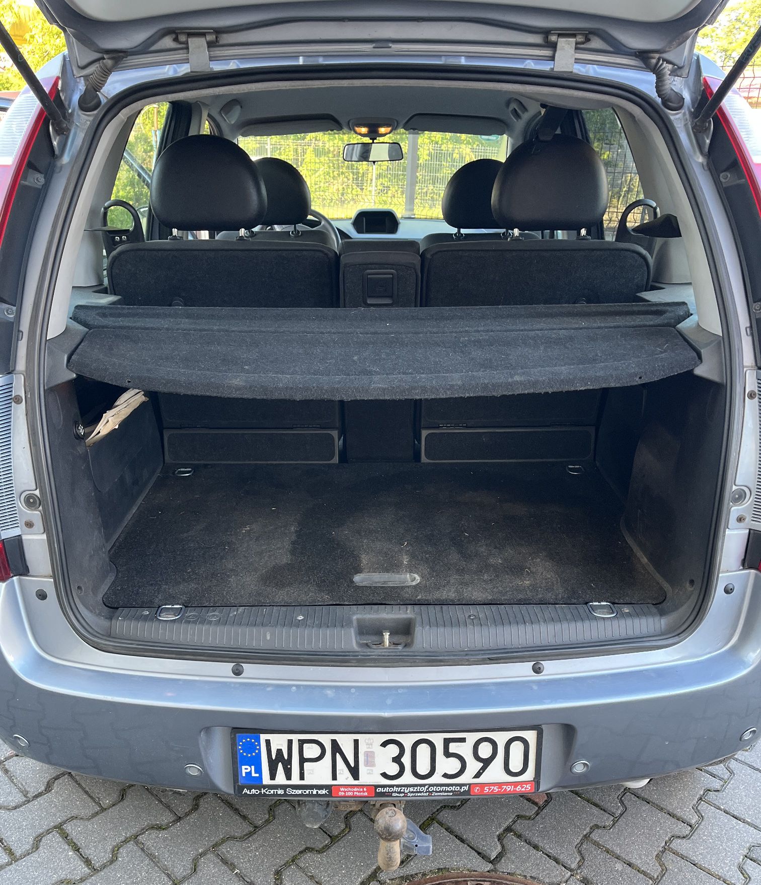 Bagażnik z widocznymi zabrudzeniami.