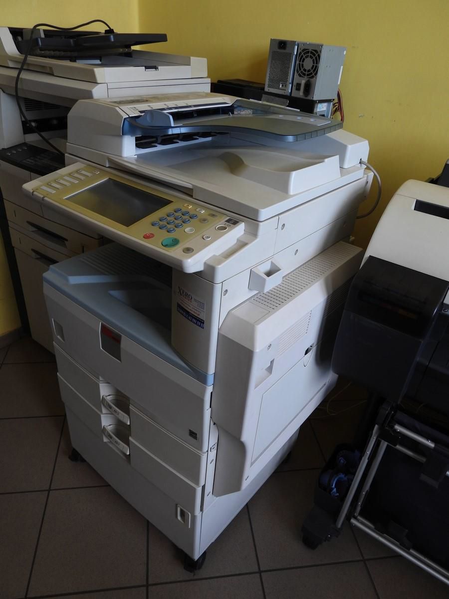 Biurowe urządzenie wielofunkcyjne wyposażone w automatyczny podajnik dokumentów oraz ekran dotykowy z fizycznymi przyciskami.