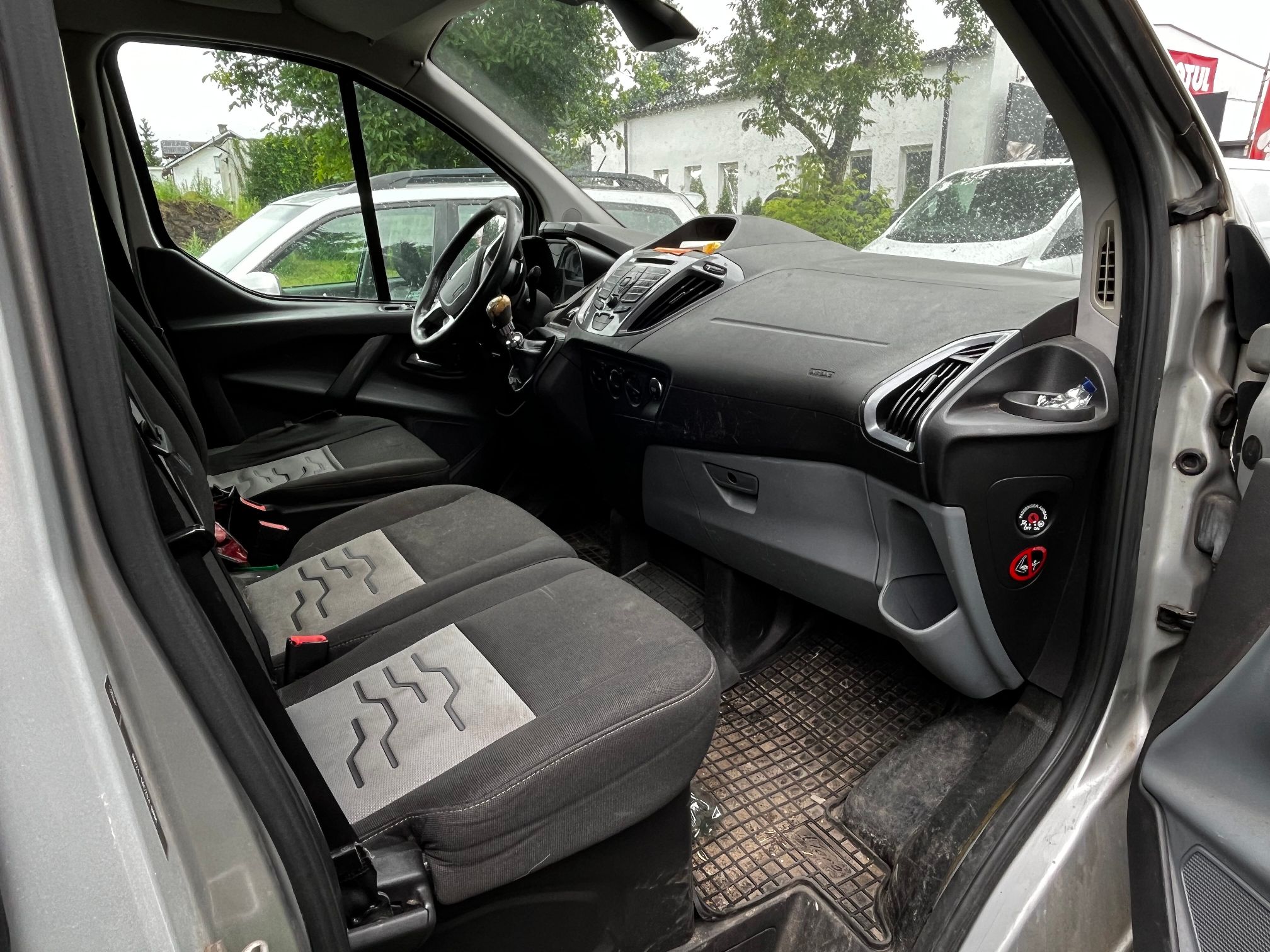 srebrny Ford Transit Custom widoczne są fotele pasażerów