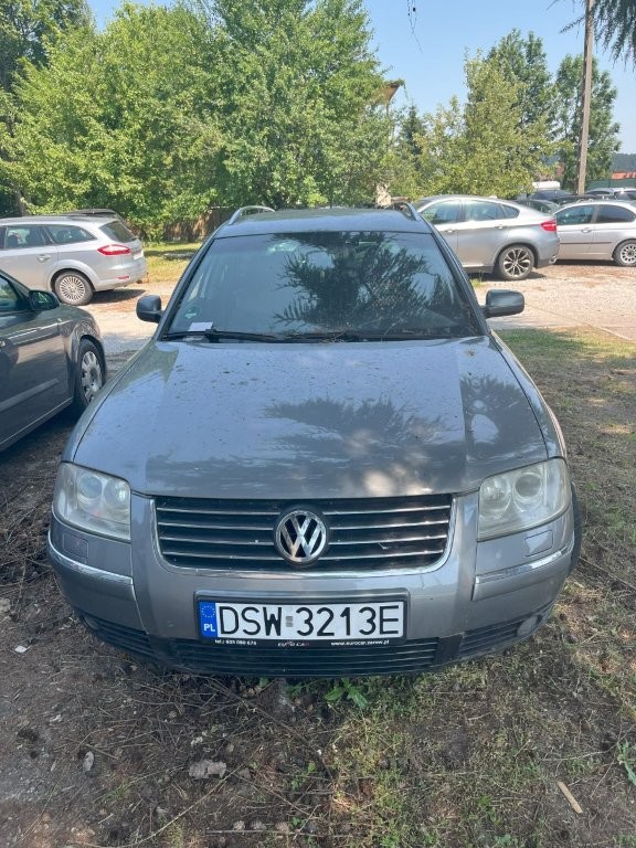 Zdjęcie przedniej części pojazdu z widoczną szybą i dostrzegalnym zmatowieniem powierzchni reflektorów