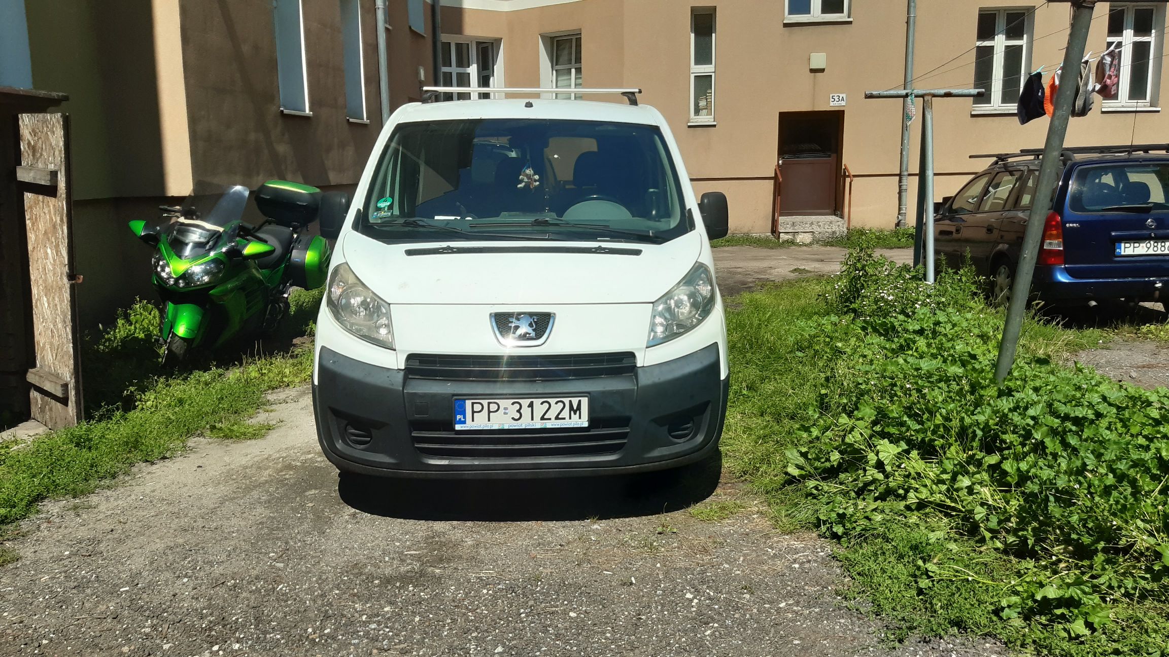 Biały samochód dostawczy, widok z przodu