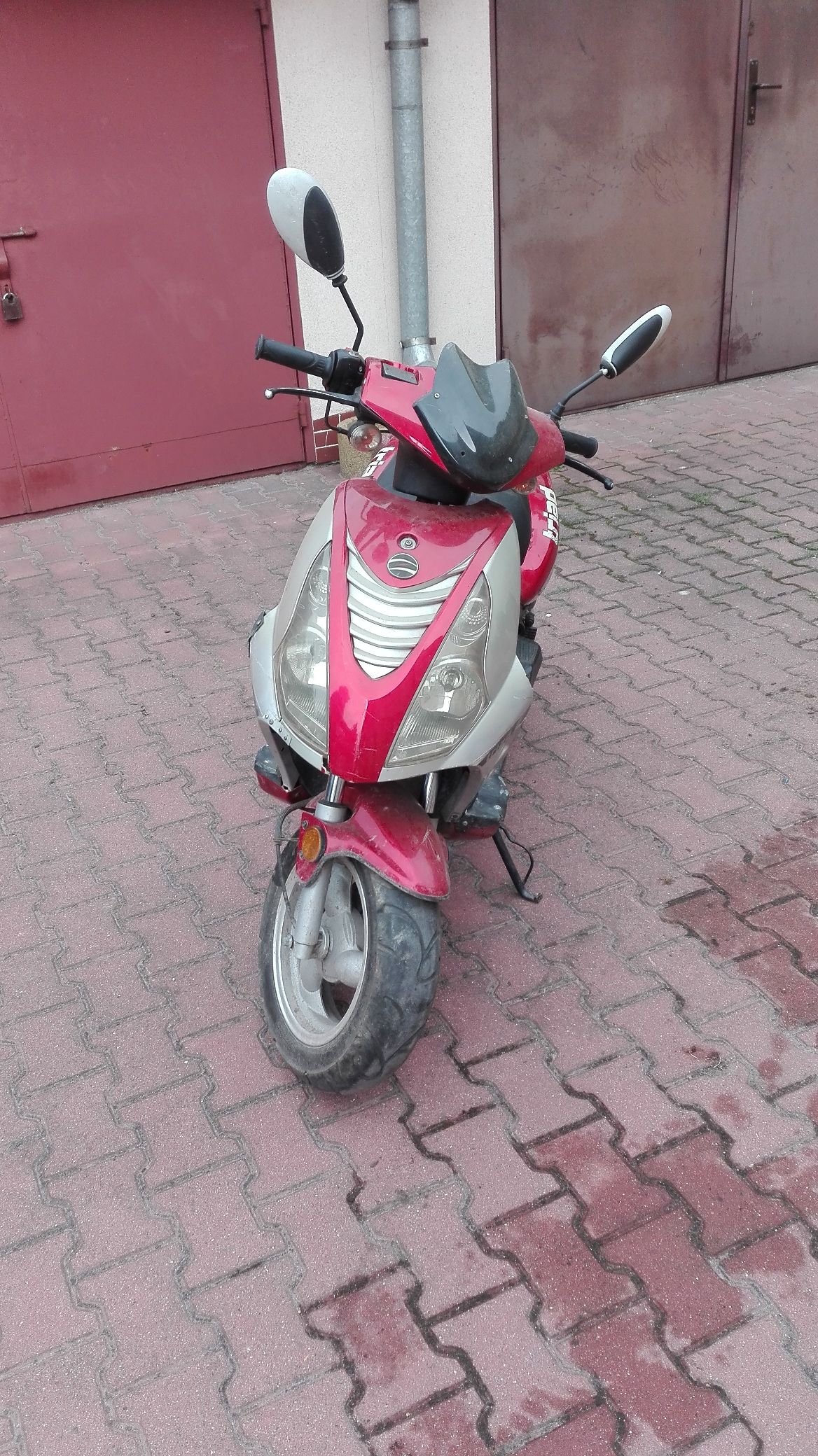 Zdjęcie przodu pojazdu.