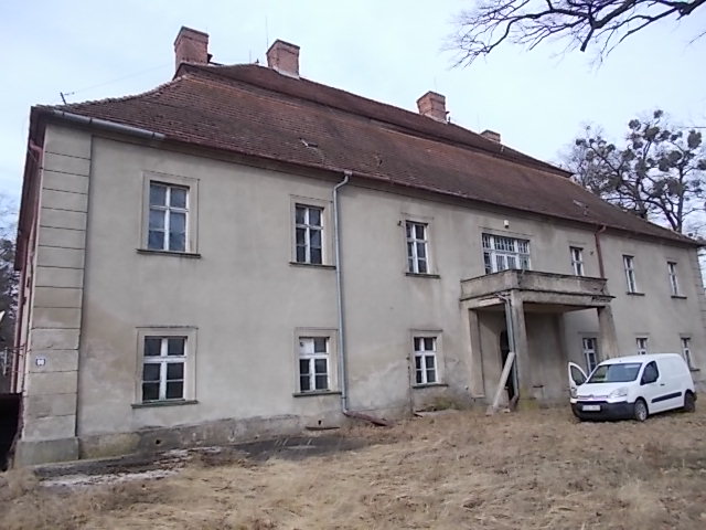 Widok dworku z przodu