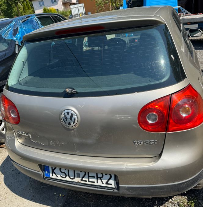 Tylny widok samochodu widoczne tylne światła, klapa bagaznika, zderzak oraz tablica rejestracyjna.