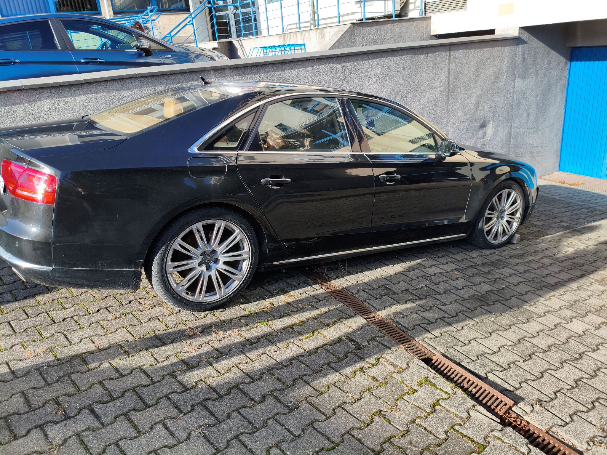 Prawy bok pojazdu AUDI A8.