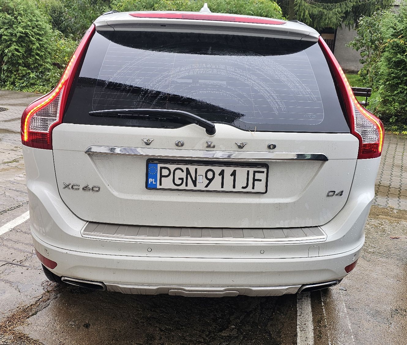 Volvo XC60. kolor biały, widok tyłu auta