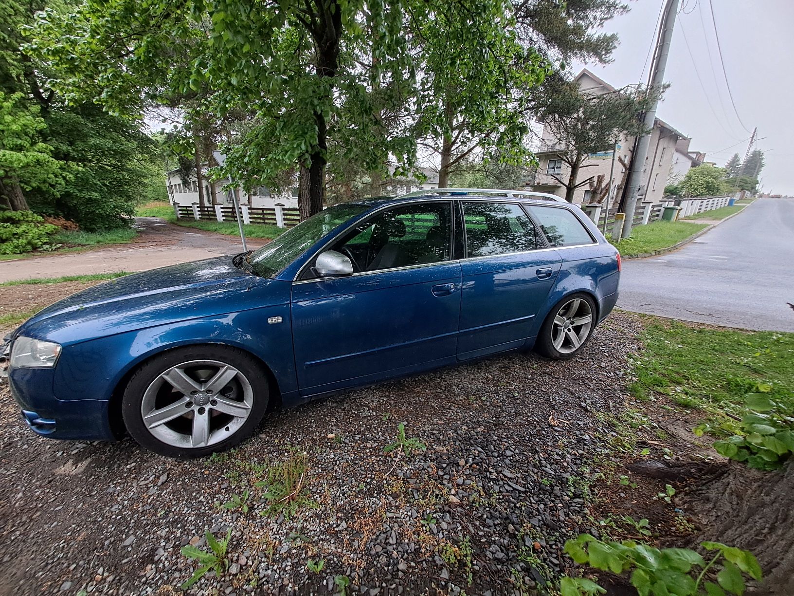 Lewy bok niebieskiego samochodu Audi A4