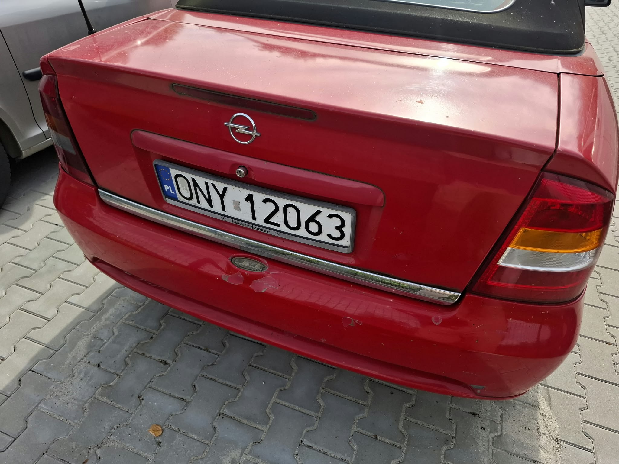 Widok tylnej części samochodu Opel Astra Cabrio.