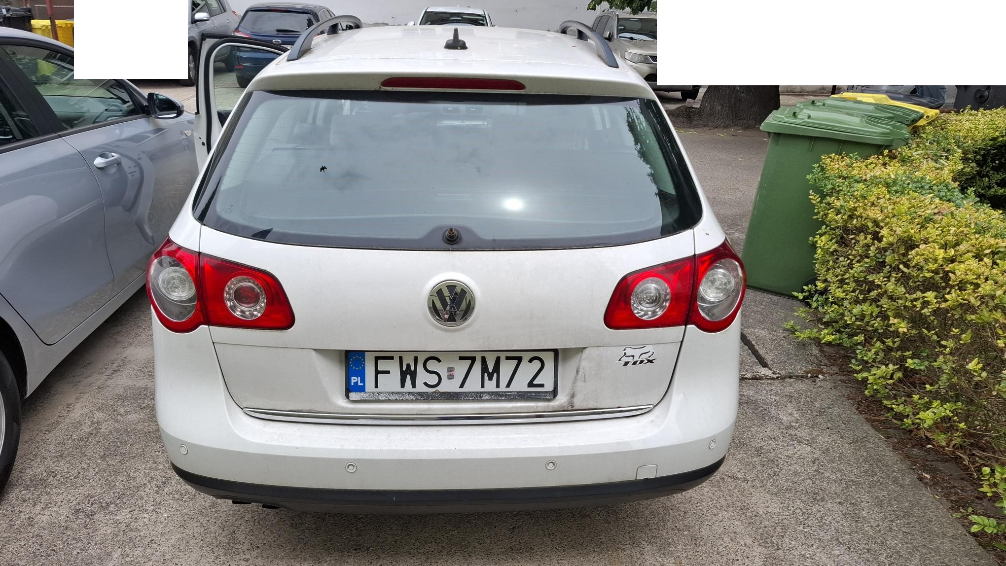 tył białego VW Passata, urwana wycieraczka tylnej szyby