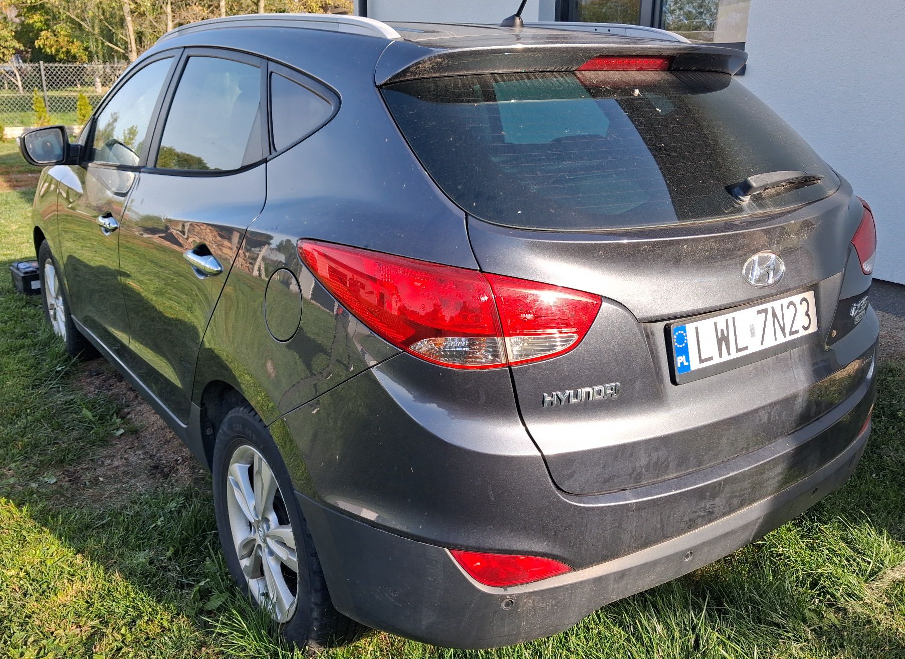Samochód marki Hyundai koloru czarnego, widok z tyłu