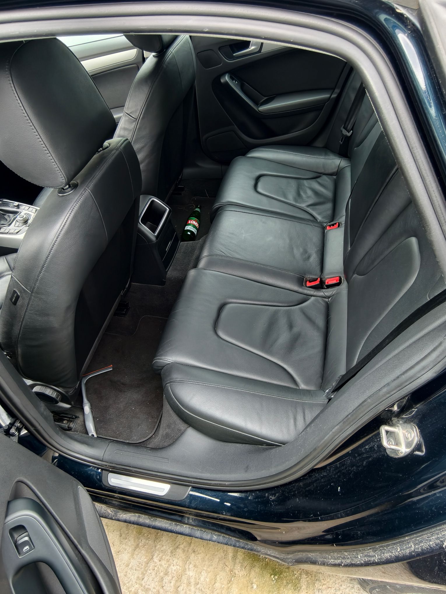 Audi A4 środek tył