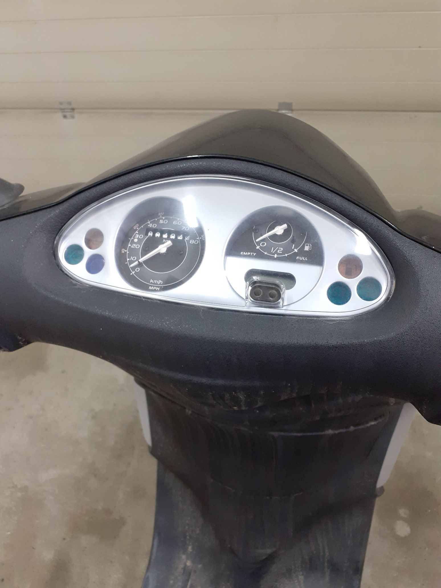 motorower koloru czarnego widok licznika
