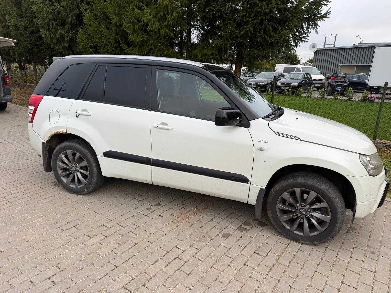 Prawy bok pojazdu kolor nadwozia biały z czarnym dachem i lusterkami