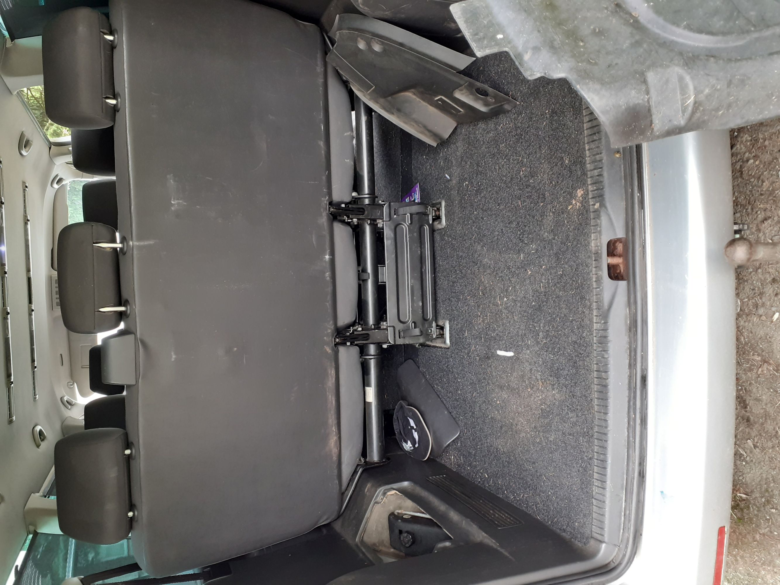 Widok wnętrza bagażnika srebrnego Volkswagena Caravelle