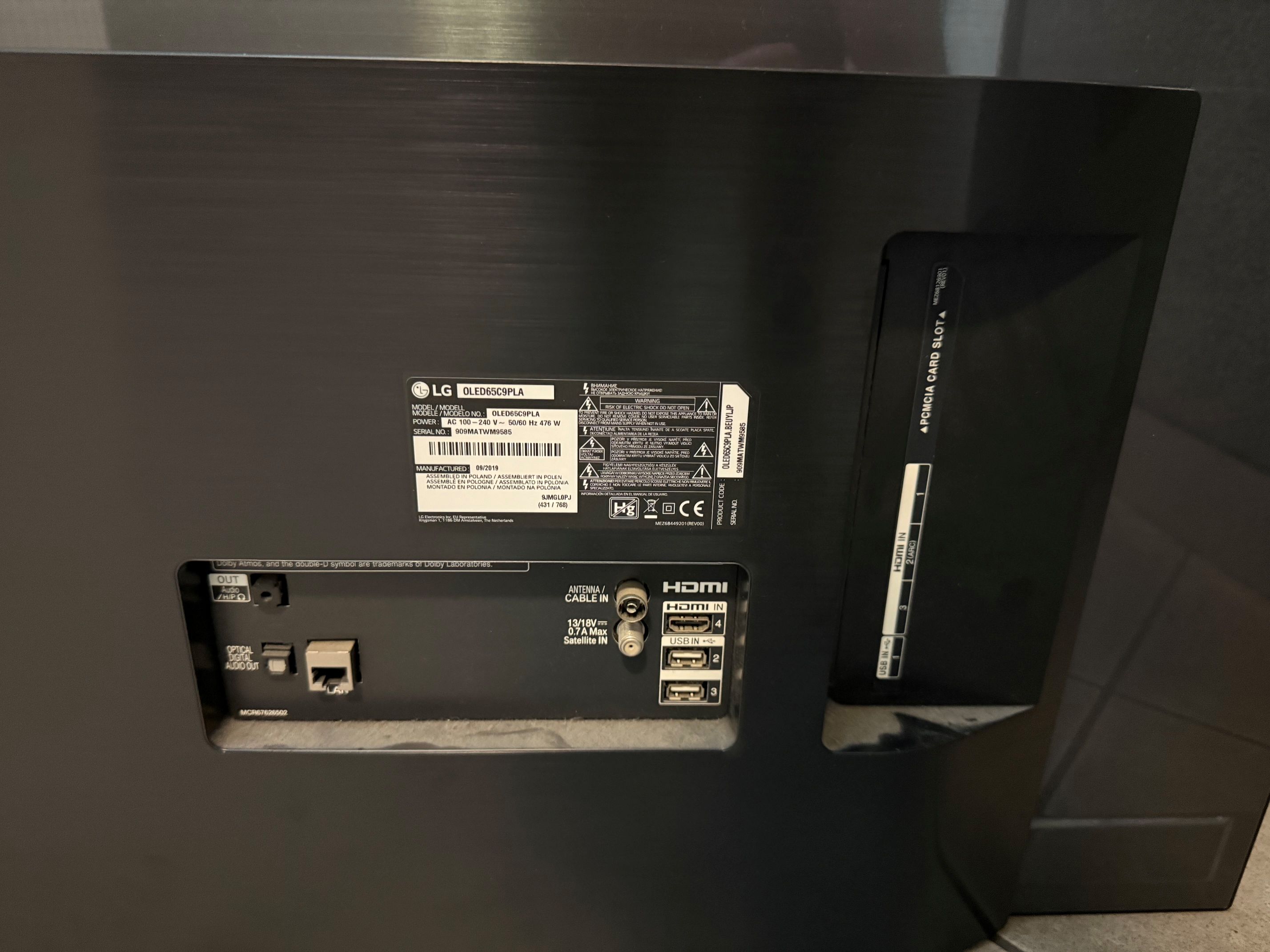 tył telewizora pokazujący widoczne porty HDMI