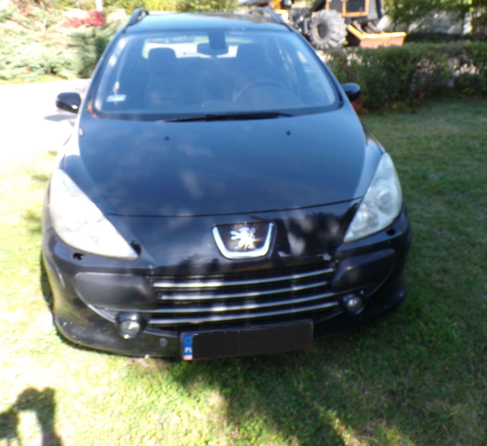Przód samochodu osobowego Peugeot 307, koloru czarnego.