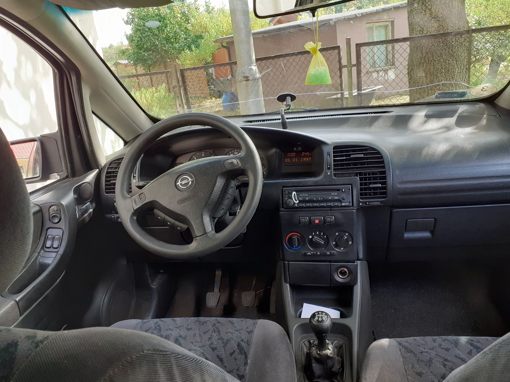 Deska rozdzielcza samochodu marki Opel Zafira.