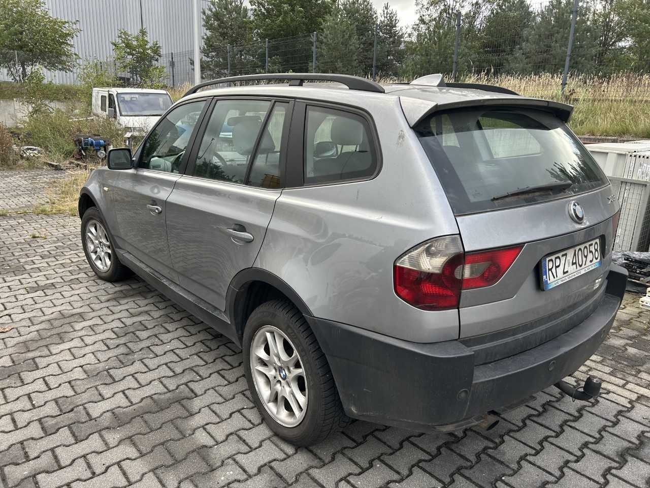 Srebrne BMW X3, widok z tytułu lewego boku, srebrne felgi aluminiowe, hak holowniczy