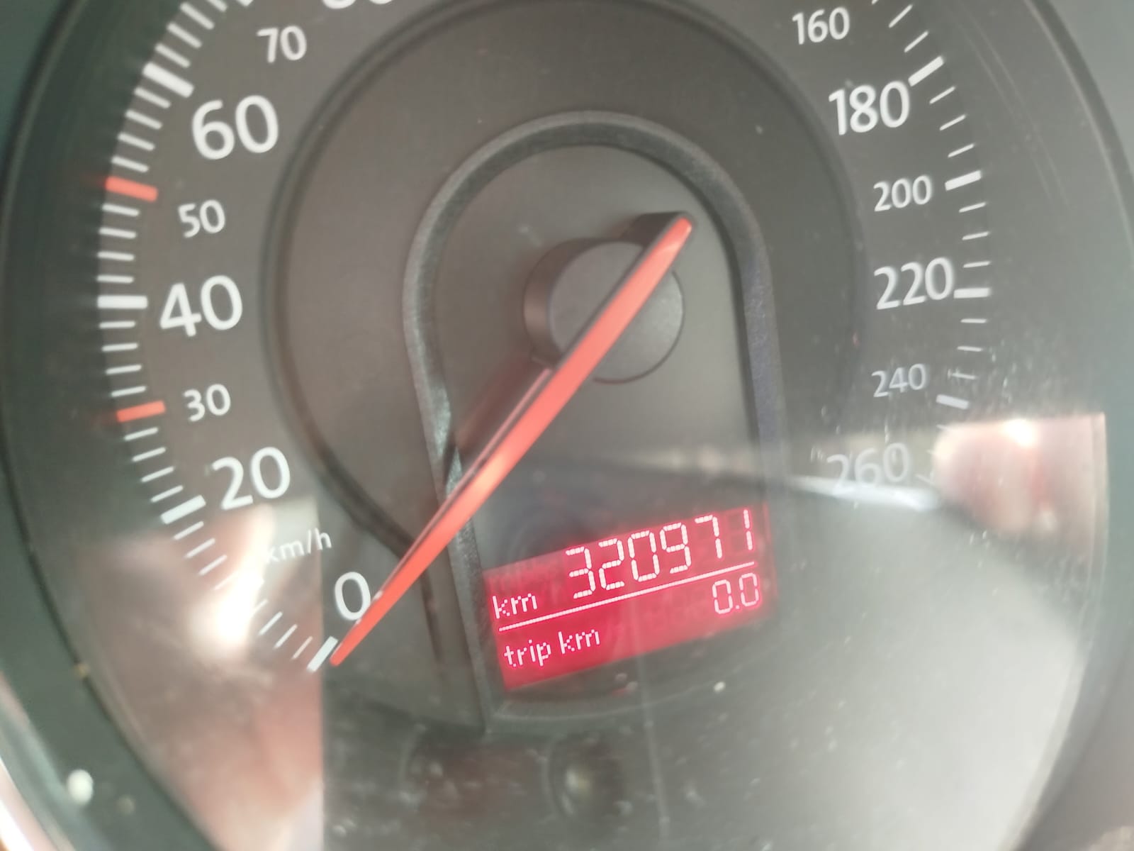 Wyświetlacz cyfrowy pokazuje przebieg 320 971 km