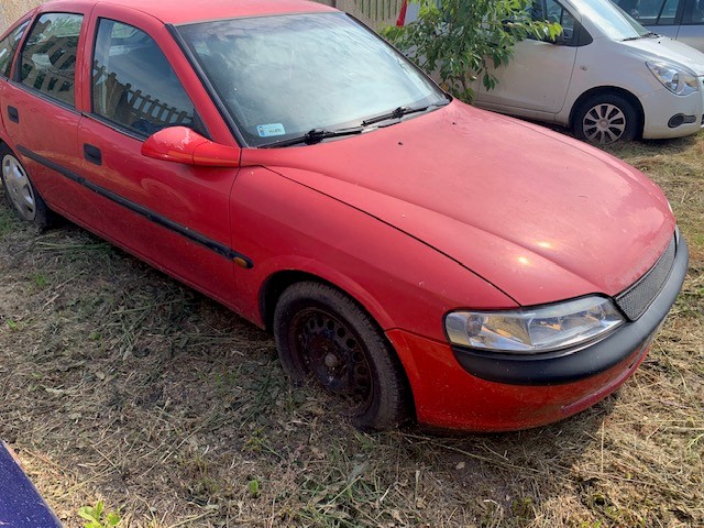 Widoczny na zdjęciu samochód to Opel Vectra B, produkowany w latach 1995–2002