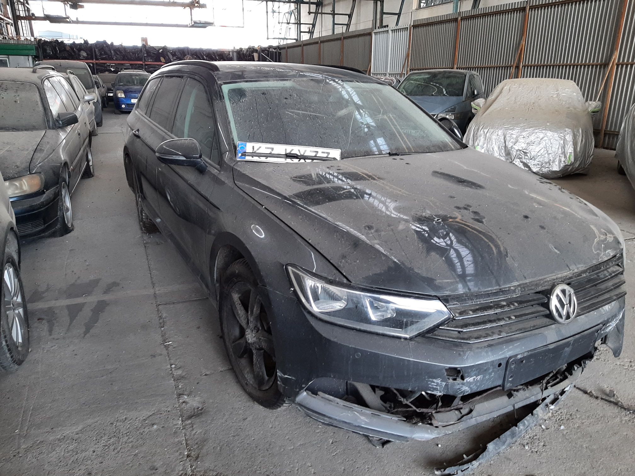 Przód i prawy bok pojazdu Volkswagen Passat.
