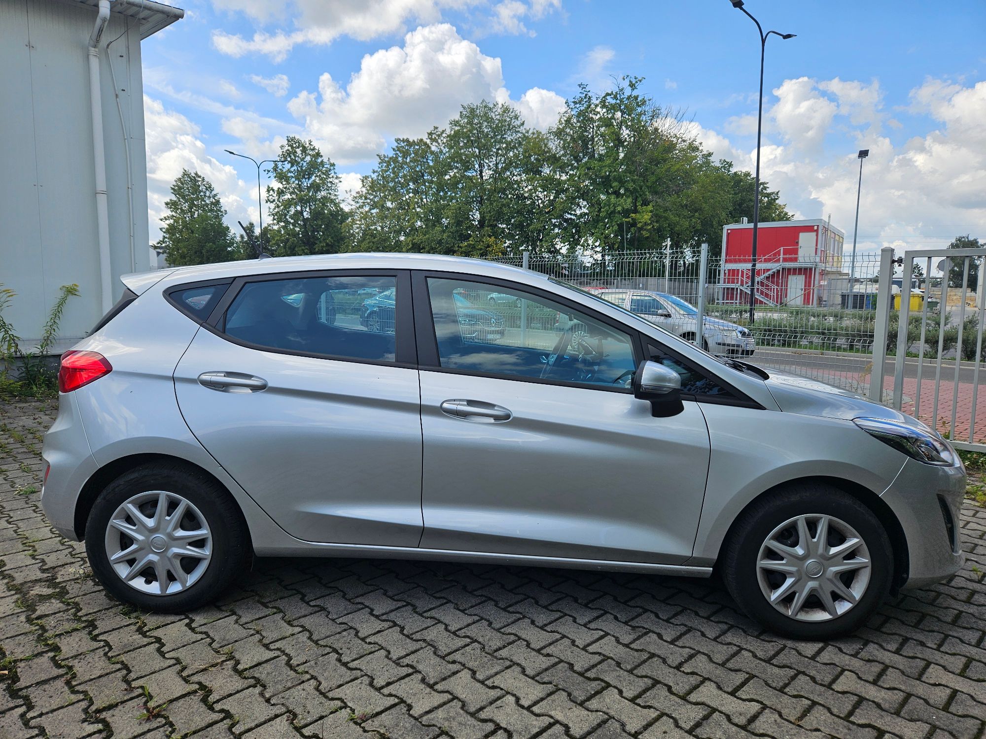 Srebrny Ford Fiesta widok z prawej strony