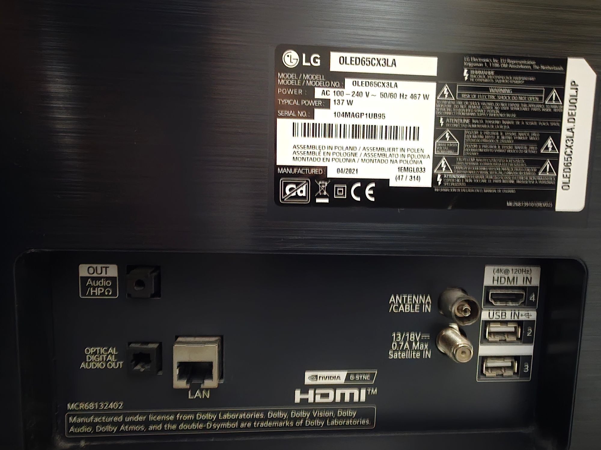 Tabliczka znamionowa umieszczona na tylnej części telewizora marki LG, model: OLED65CX3LA, typ 137 W koloru czarnego