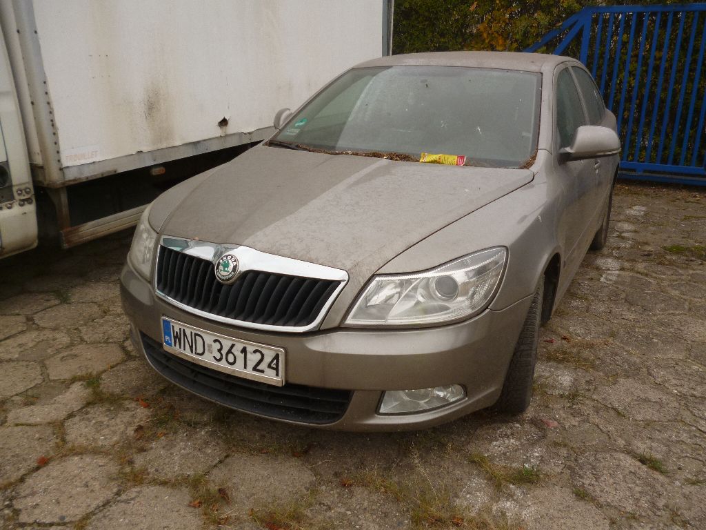 Zdjęcie przedstawia pojazd widziany od przodu z lewej strony.