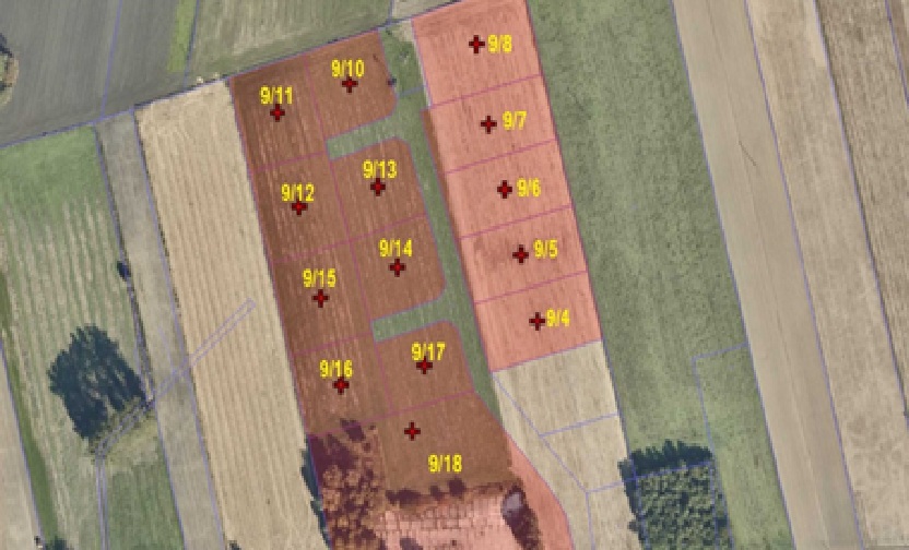 Fotografia przedstawia mapę pól uprawnych z zaznaczonymi lokalizacjami, oznaczonymi etykietami 9/4–9/18 i czarnymi krzyżykami.