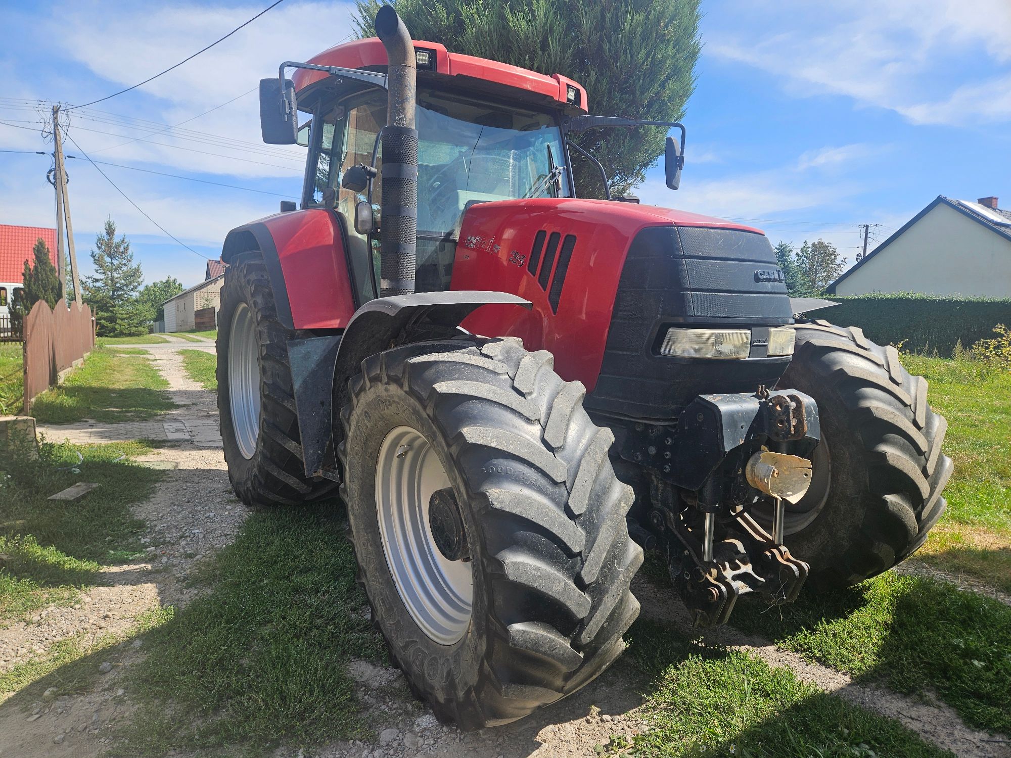prawy bok oraz przód czerwonego ciągnika Case IH